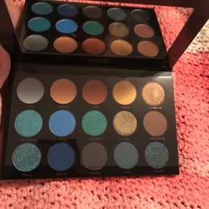 HIPDot pressed eyeshadow